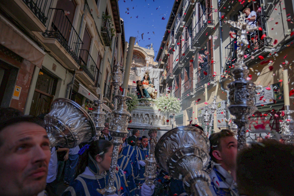 Las imágenes de una procesión histórica: la Alhambra desde Catedral a su templo