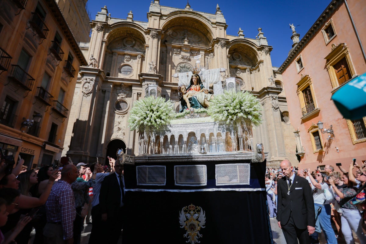 Las imágenes de una procesión histórica: la Alhambra desde Catedral a su templo
