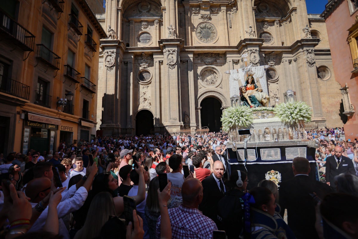 Las imágenes de una procesión histórica: la Alhambra desde Catedral a su templo