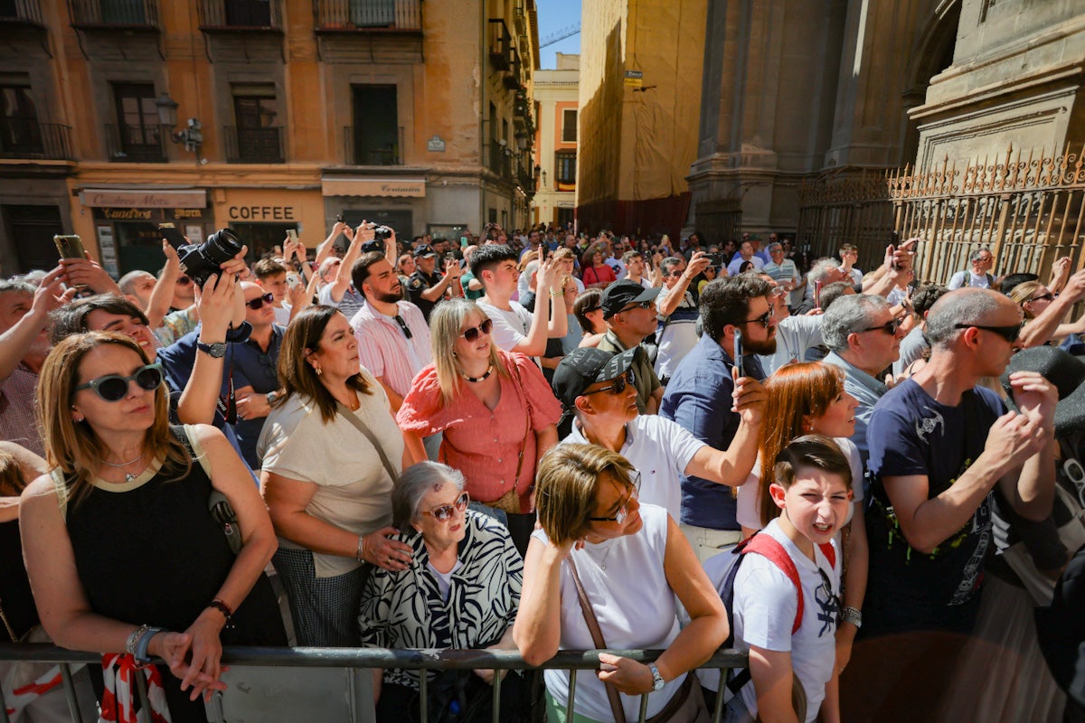 Las imágenes de una procesión histórica: la Alhambra desde Catedral a su templo