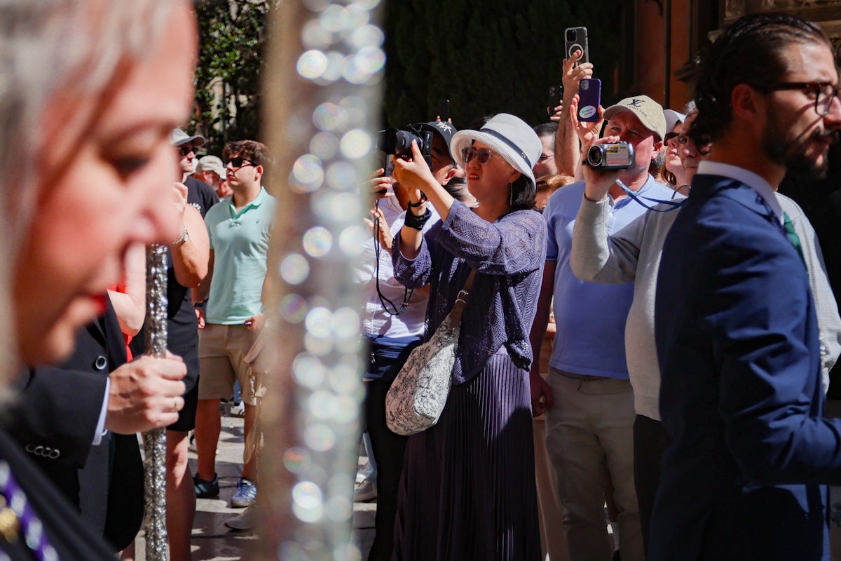 Las imágenes de una procesión histórica: la Alhambra desde Catedral a su templo