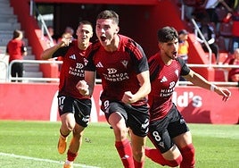 Pinachelli, el pichichi de un Mirandés extremadamente sólido.