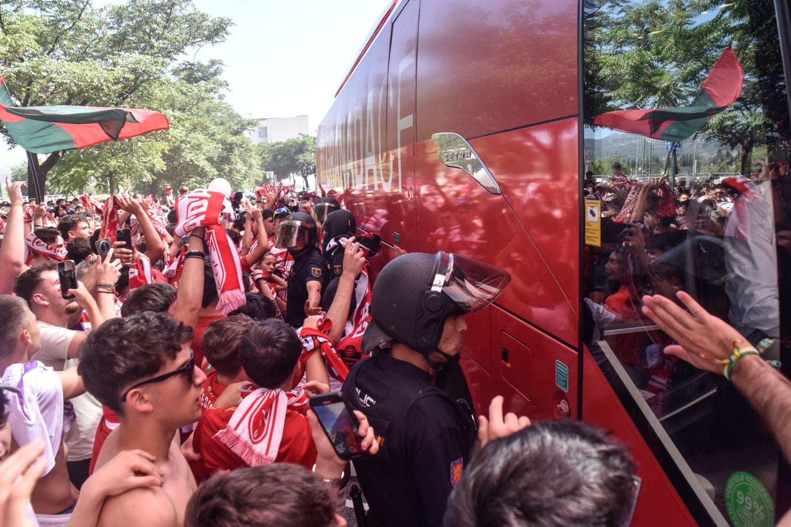 Así ha sido el espectacular recibimiento al Granada