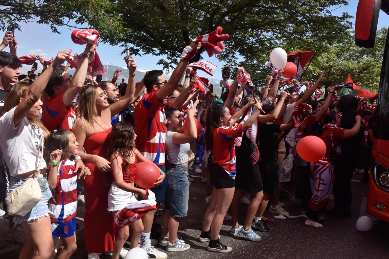 Así ha sido el espectacular recibimiento al Granada