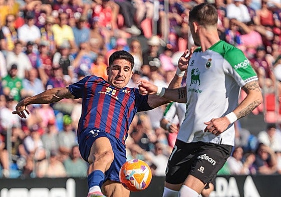 Una jugada en el partido entre Eldense y Racing.