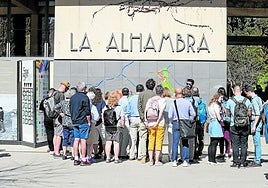 Turistas en la puertade la Alhambra.