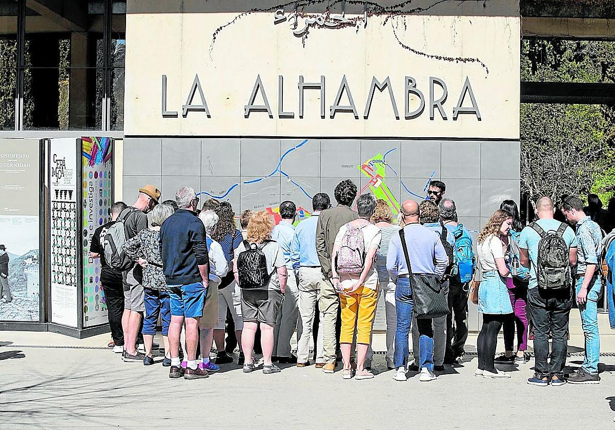 Turistas en la puertade la Alhambra.