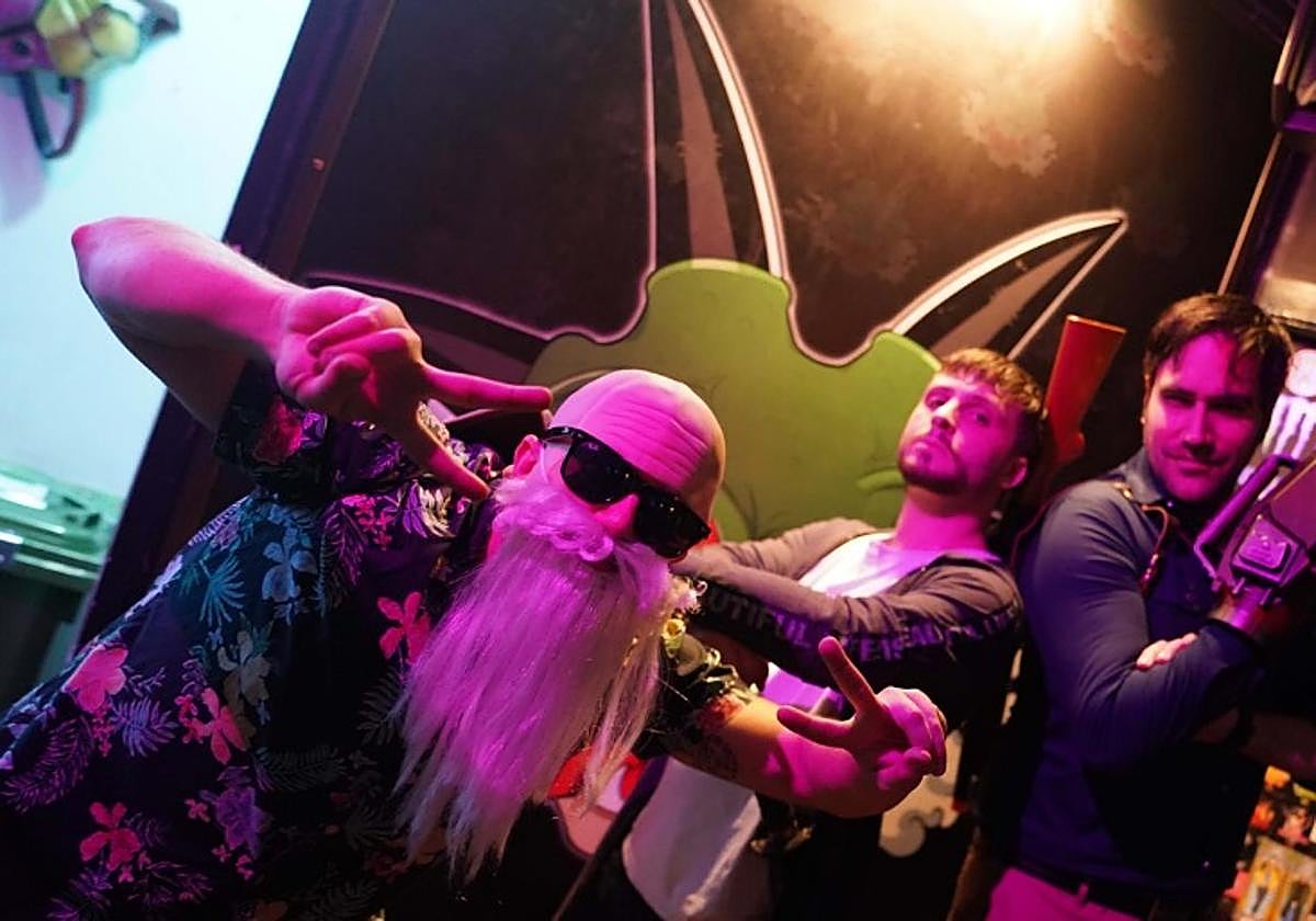 Clientes del Pub Namek disfrazados.