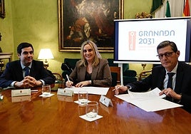 Marifrán Carazo y el gerente del Hospital HLA La Inmaculada, David Cuevas Guzmán.