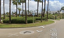 Muere un ciclista de 51 años al caerse en la rotonda de una urbanización en Cádiz.