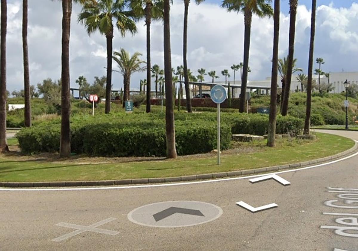 Muere un ciclista de 51 años al caerse en la rotonda de una urbanización en Cádiz.