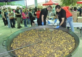 La fiesta de un pueblo de Granada con 500 raciones de asadura con patatas