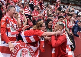 El rojiblanco Stoichkov saluda a la afición tras vencer al Albacete.
