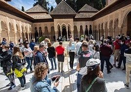 Ambiente en el Patio de los Leones, ayer, animado por la presencia de los turistas.