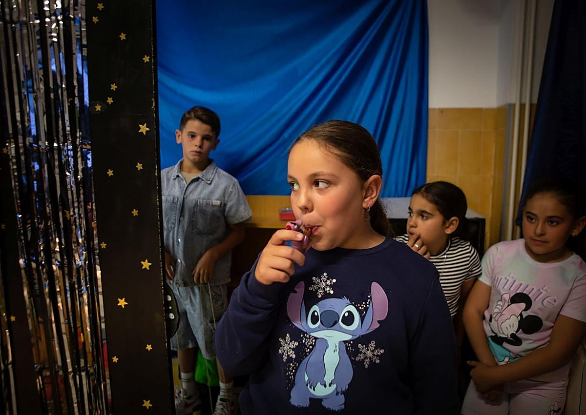 Imagen secundaria 1 - La escenografía también está trabajadísima.