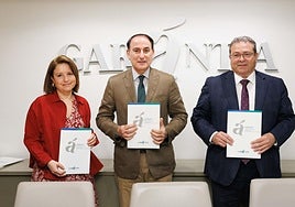 Maribel Martínez, de Abayel, Javier González de Lara, presidente de Garántia y Antonio Vega, director general de la SGR