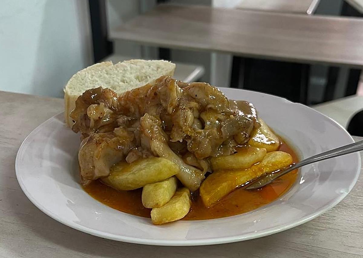 Imagen secundaria 1 - Tapas XL en el hogar del pensionista de un pequeño pueblo de Granada: «No cobramos de más»