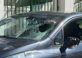 Estado del vehículo tras el accidente con una bicicleta.