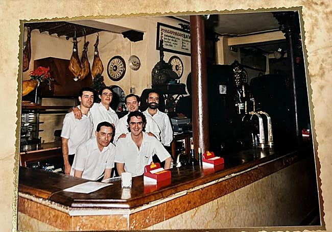 Pepe Torres presume de su plantilla y de que algunos de ellos, como Juan, estaba ya de empleado con su padre, a finales de la década de los ochenta