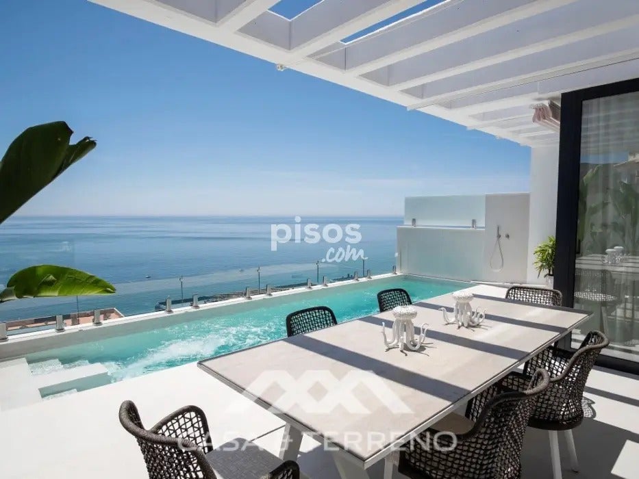 En venta el chalet de lujo de almuñécar que enamora por su piscina y sus vistas | ideal