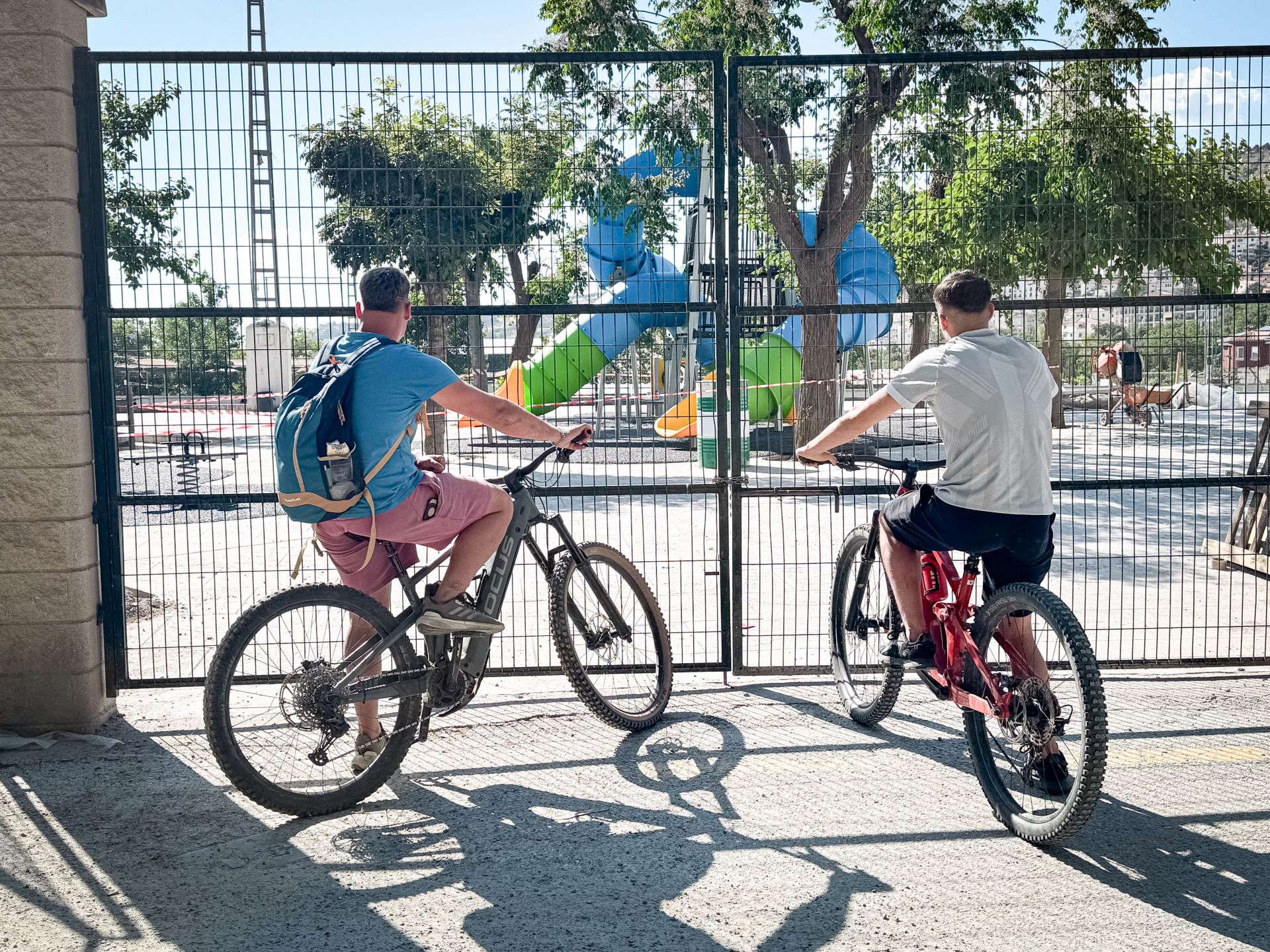 Imagen principal - Seis parques en obras y unos niños que miran desde la valla