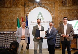 El consejero de Agricultura, Ramón Fernández-Pacheco, en el acto de cesión de agua desalada.