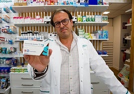 El farmacéutico granadino Fermín Quesada muestra el medicamento que puede provocar ideación suicida.