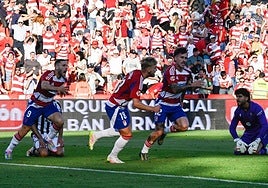 Ricard Sánchez corre a celebrar su gol al Castellón perseguido por Józwiak y Weissman.
