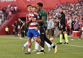 Ricard Sánchez celebra su gol al Castellón con el escudo.
