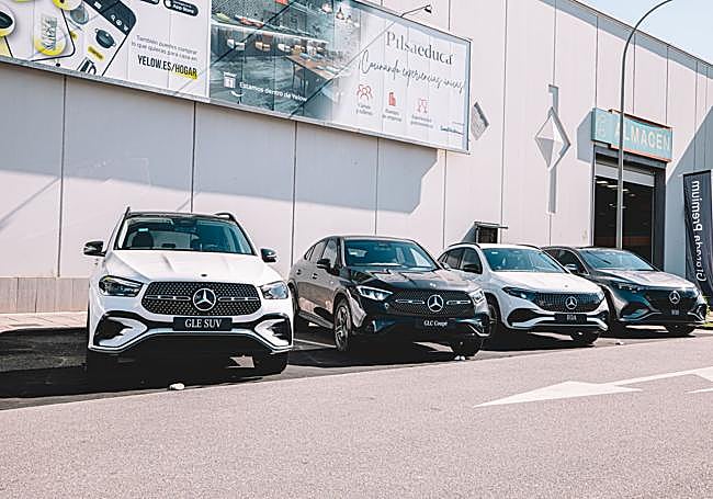 La gama de vehículos eléctricos de Mercedes, en la instalaciones.