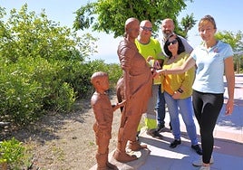 Colocan frente a la ONCE de un pueblo de Granada una escultura de una mujer embarazada para atraer la buena suerte.