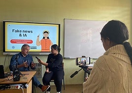 Alumnas del IES San Isidro entrevistan al director del centro.