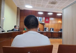 El acusado junto a un biombo, durante el juicio.