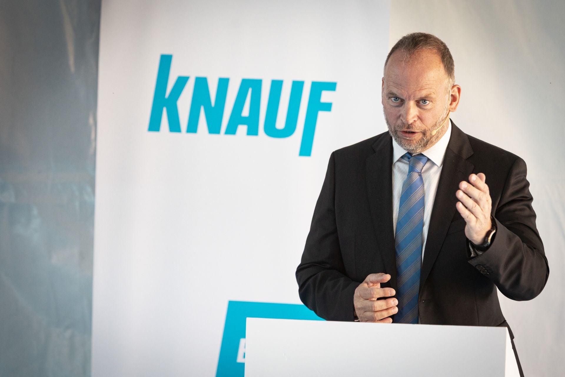 Imagen secundaria 1 - Imágenes de la planta de EScúzar y de su director, durante la inauguración de las nuevas líneas.