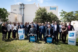 Los asistentes a la inauguración de las nuevas líneas posan para IDEAL, con el CEO y el director de la fábrica sentados en primer plano.