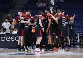 Los jugadores del Covirán se mantienen unidos y forman grupo en el partido frente al Real Madrid en el Movistar Arena.