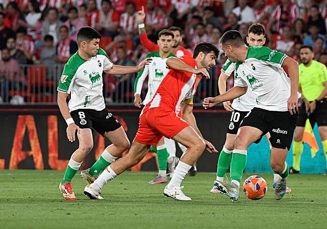 El Almería tiene el golaveraje ganado al Racing, que si cae podría quedarse fuera.