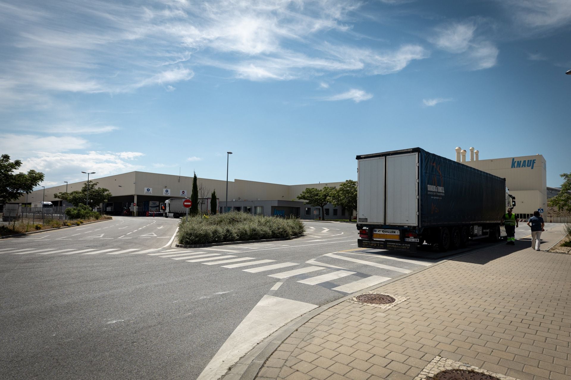 Imagen secundaria 2 - Imágenes de la planta de EScúzar y de su director, durante la inauguración de las nuevas líneas.