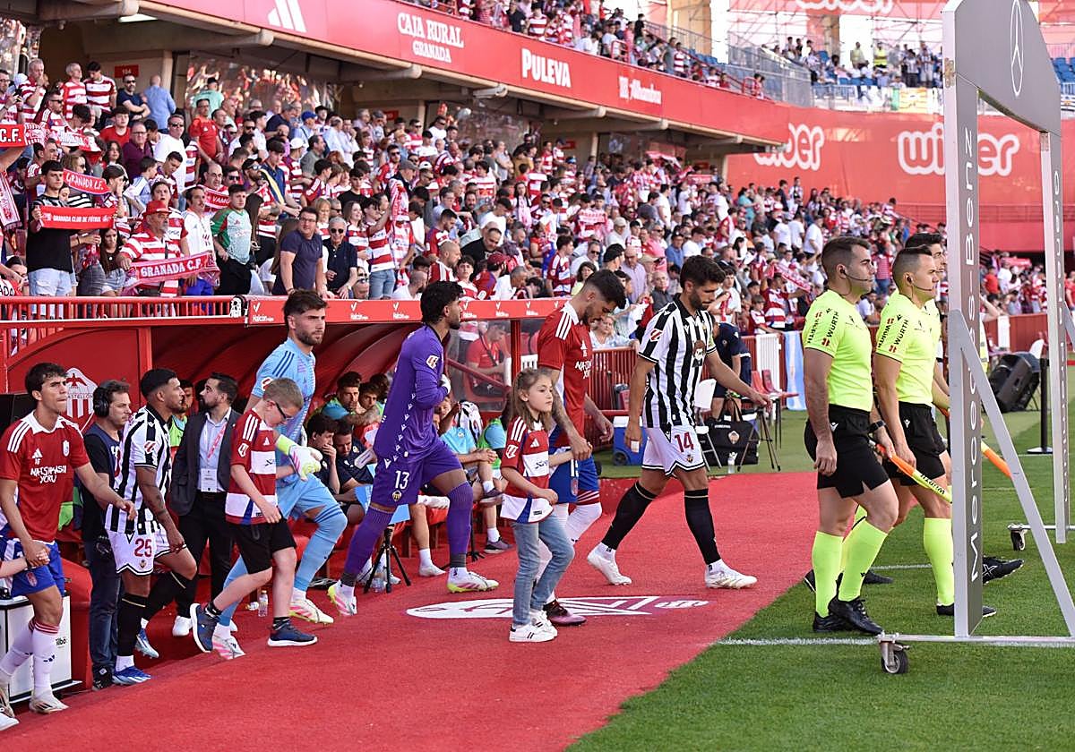 Salida de los futbolistas del Granada y del Castellón a Los Cármenes este pasado domingo.