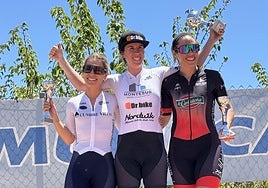 Algunas participantes posan en el podio tras recibir el trofeo