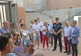 Visita del alcalde y los concejales con representantes de asociaciones vecinales a la calle Elvín.