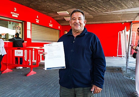 El primer aficionadotras recoger su entrada en las taquillas