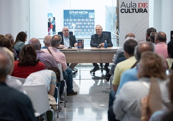 Eduardo Peralta, director del Aula de Cultura de IDEAL, con Pedro Piqueras, periodista y escritor.