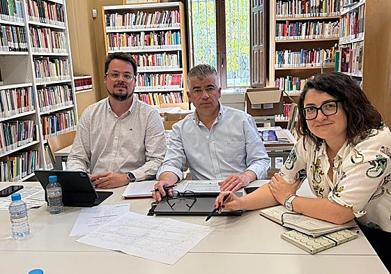 El diputado Fran Lozano, el alcalde de Martos, Emilio Torres y la concejala Elena Molina.