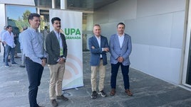 Nicolás Chica Escanes, junto a su padre, Nicolás Chica, flanqueados por los responsables de UPA en Andalucía y Granada, antes de entrar al congreso.