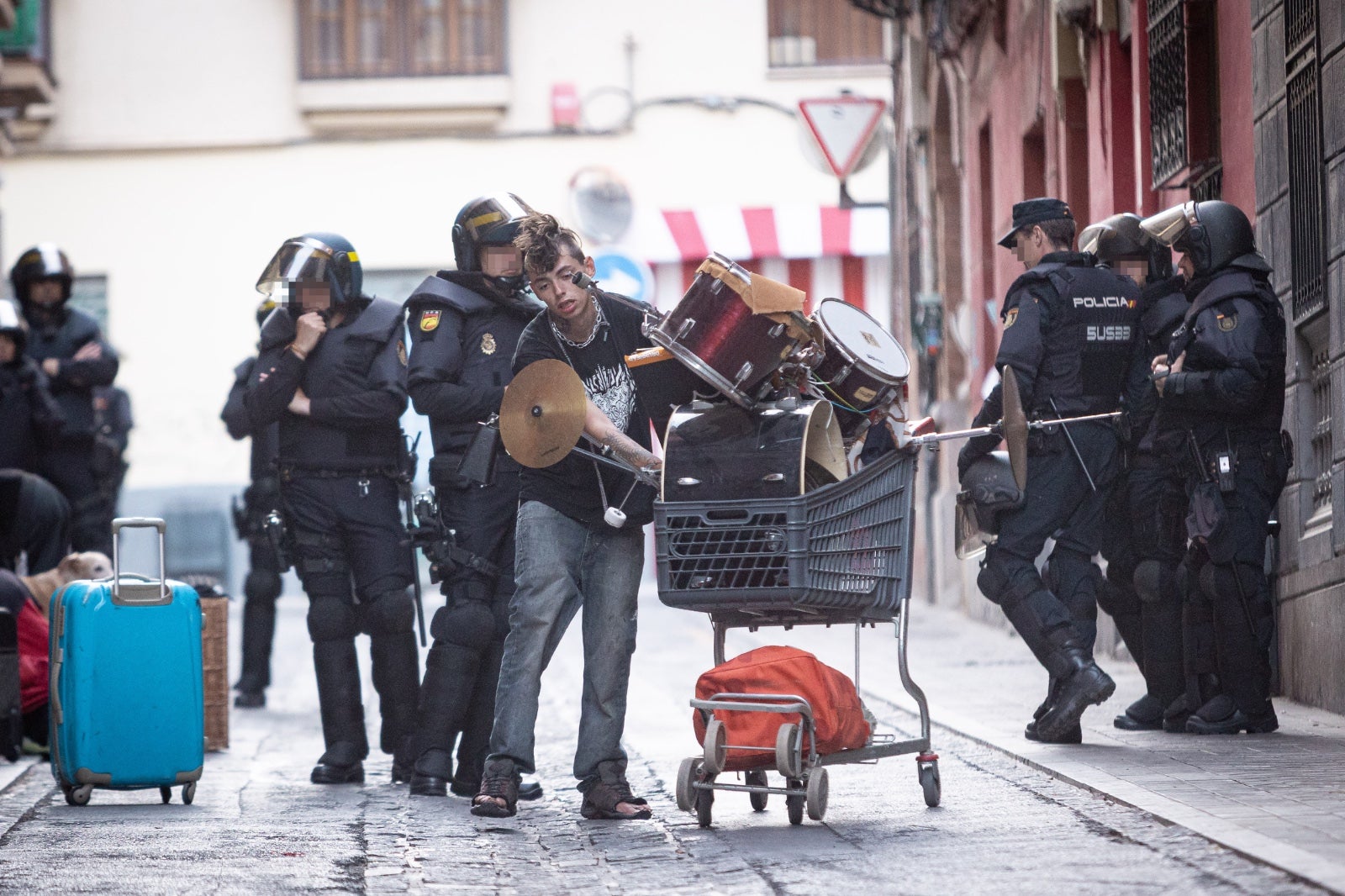 El desalojo de los okupas de la calle Azacayas, en imágenes