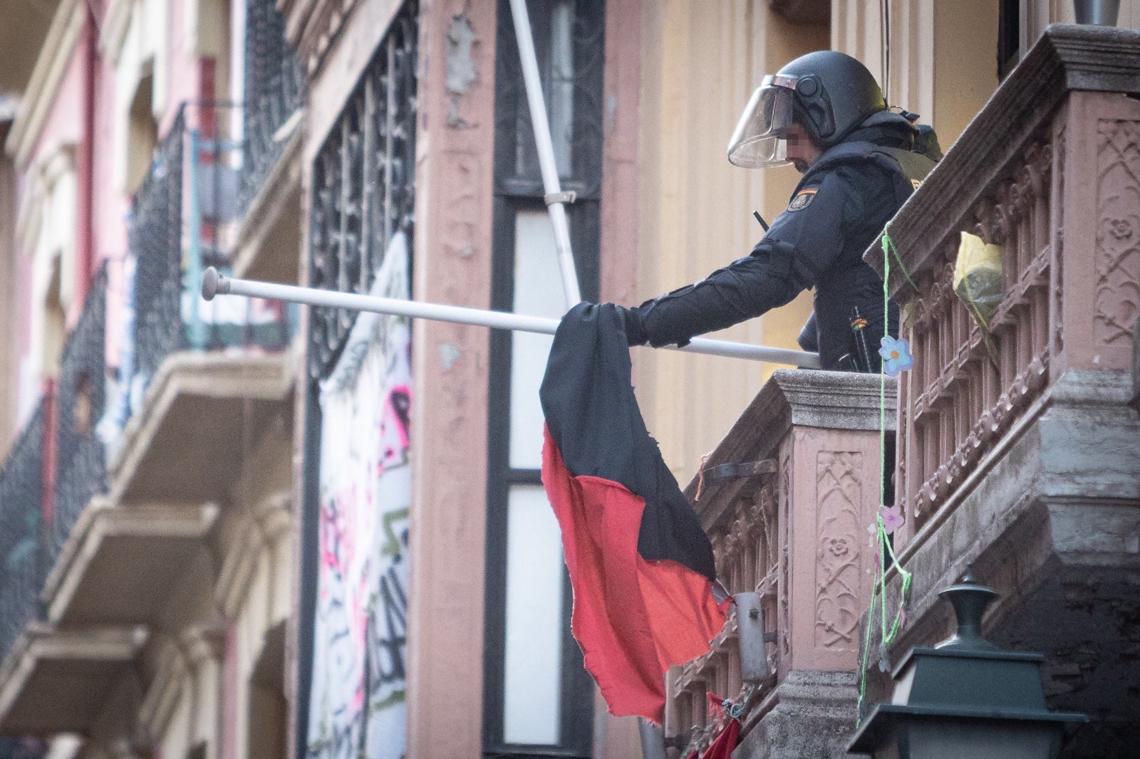 El desalojo de los okupas de la calle Azacayas, en imágenes