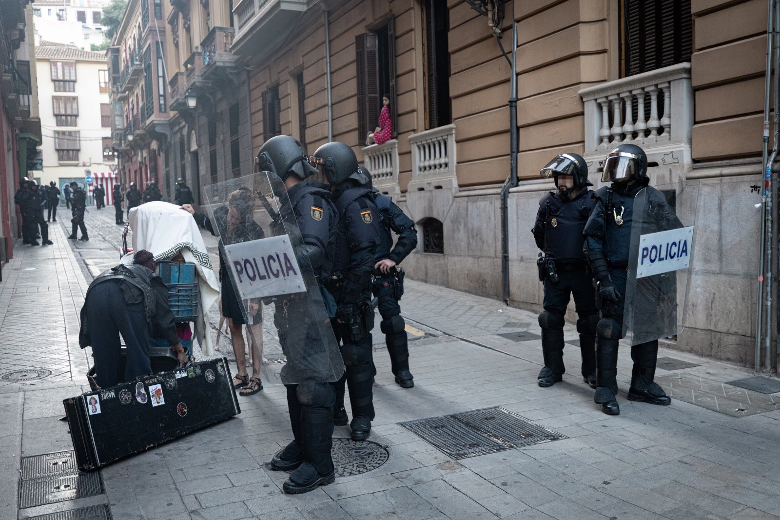 El desalojo de los okupas de la calle Azacayas, en imágenes