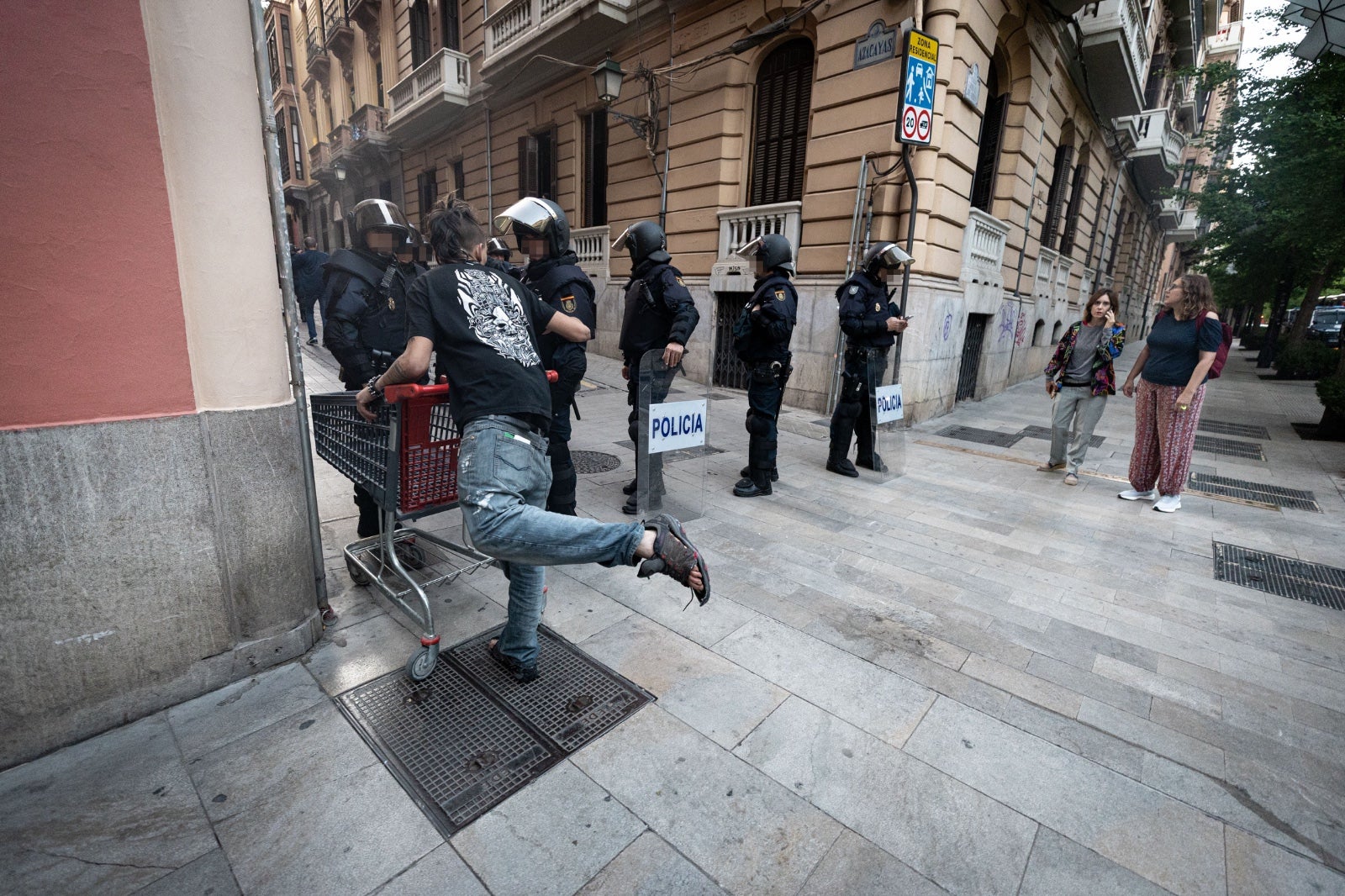 El desalojo de los okupas de la calle Azacayas, en imágenes