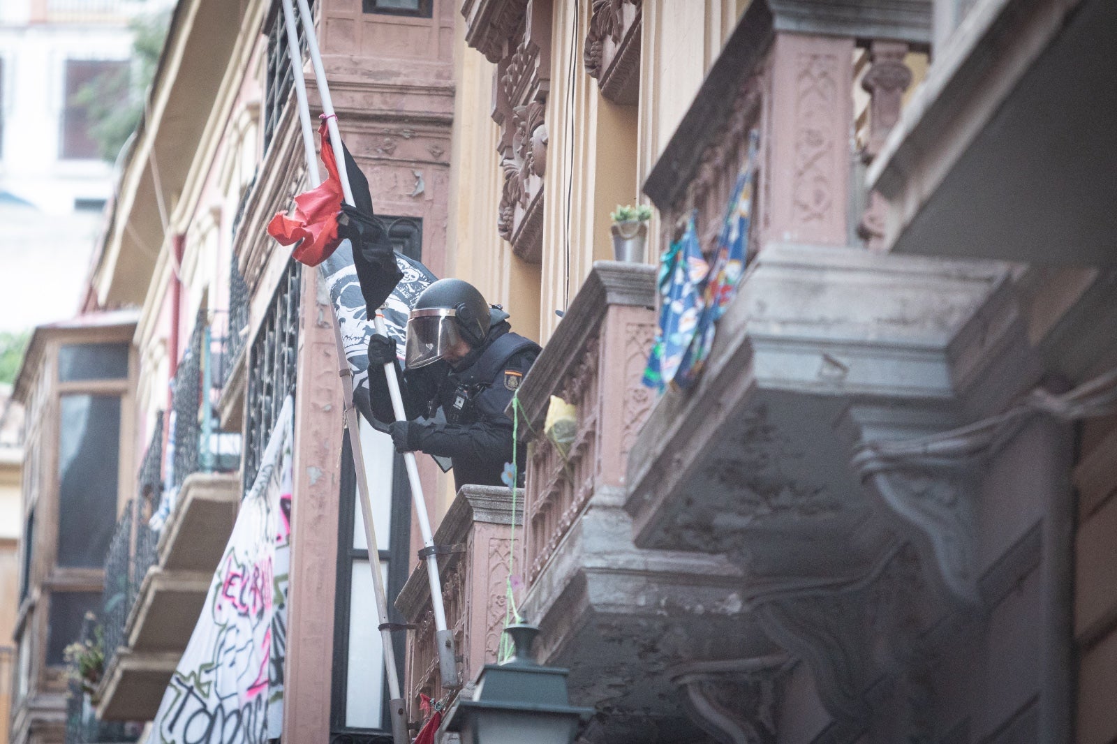El desalojo de los okupas de la calle Azacayas, en imágenes